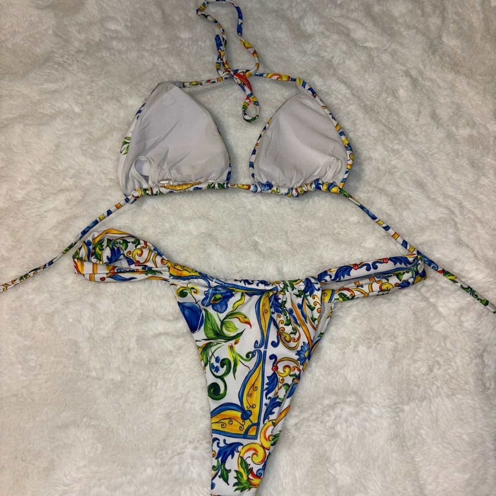 Bikini - Picture 2 of 2